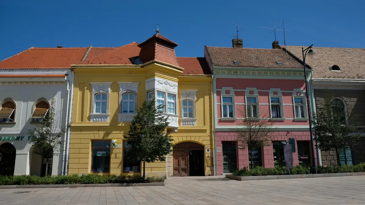 a pápai főtér barokk házaival