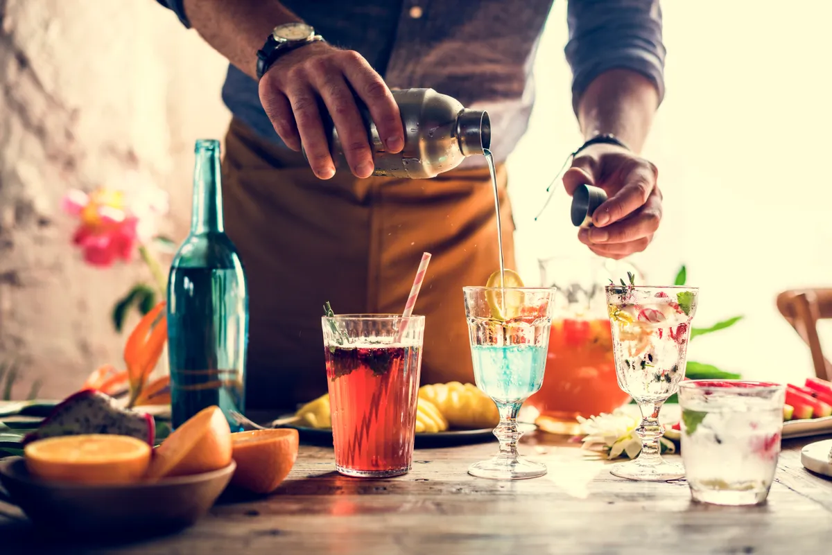 Karácsonyi vendégváró koktélt készít egy férfi.