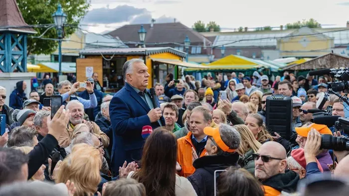 Piacon tűnt fel Orbán Viktor: Lángos helyett aláírásgyűjtés