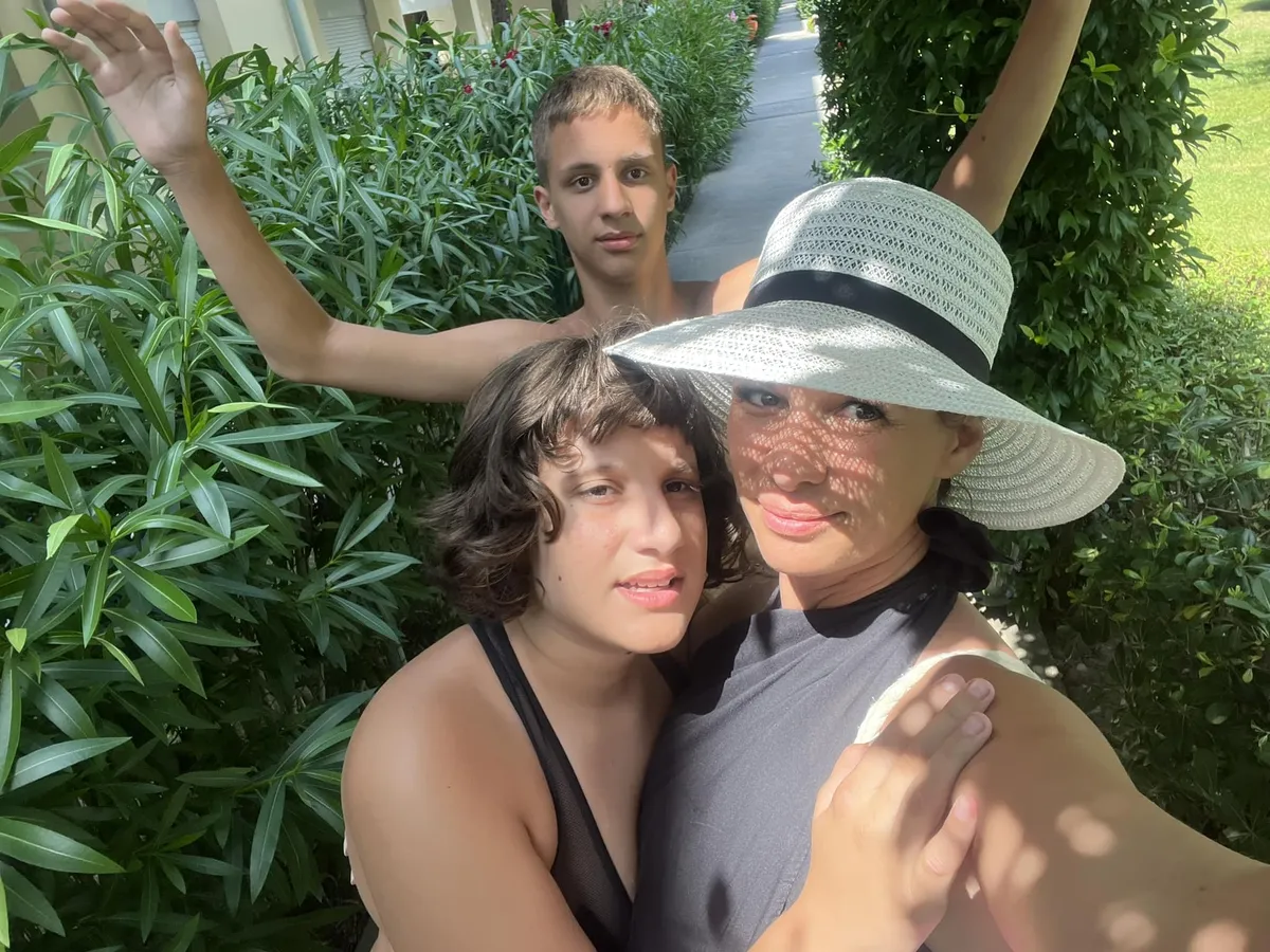 Vizdár-Lőczi Gizella két autista gyermeket nevel: Zétényt és Vandát.
