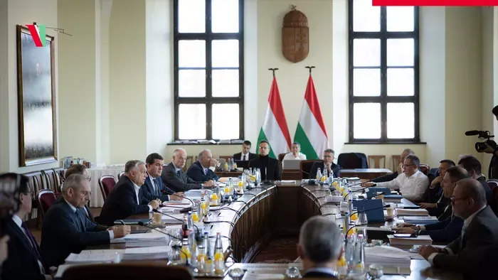 Orbán Viktor a kulisszák mögötti fotókat osztott meg