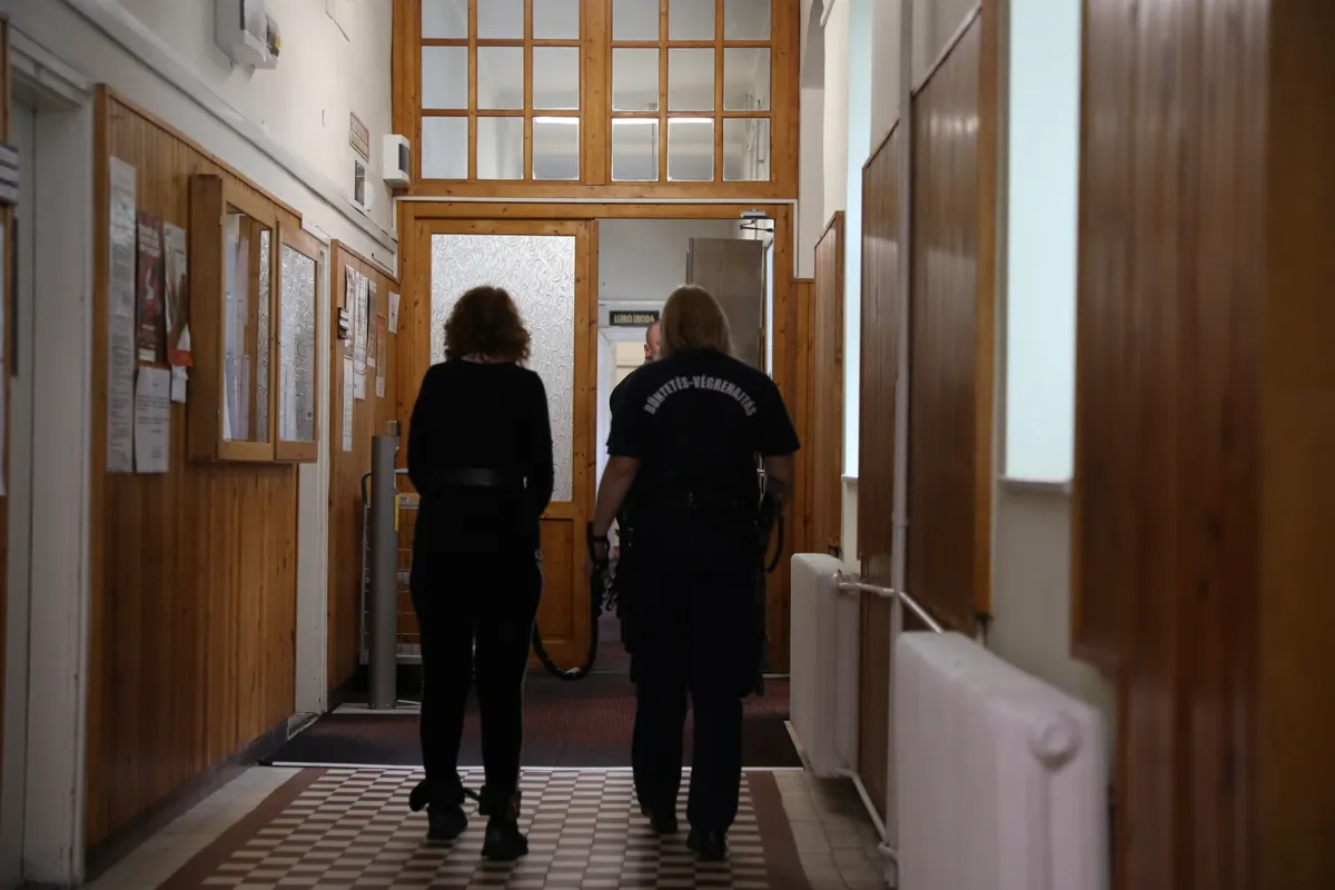 2025.10.28.  Tiszakürtön jártunk egy szolnoki bírósági tárgyalás után. Egy apát és a lányát látogattuk meg. 
Bíróság elé állítják az anyát, aki magára és a gyerekére robbantotta a házukat.