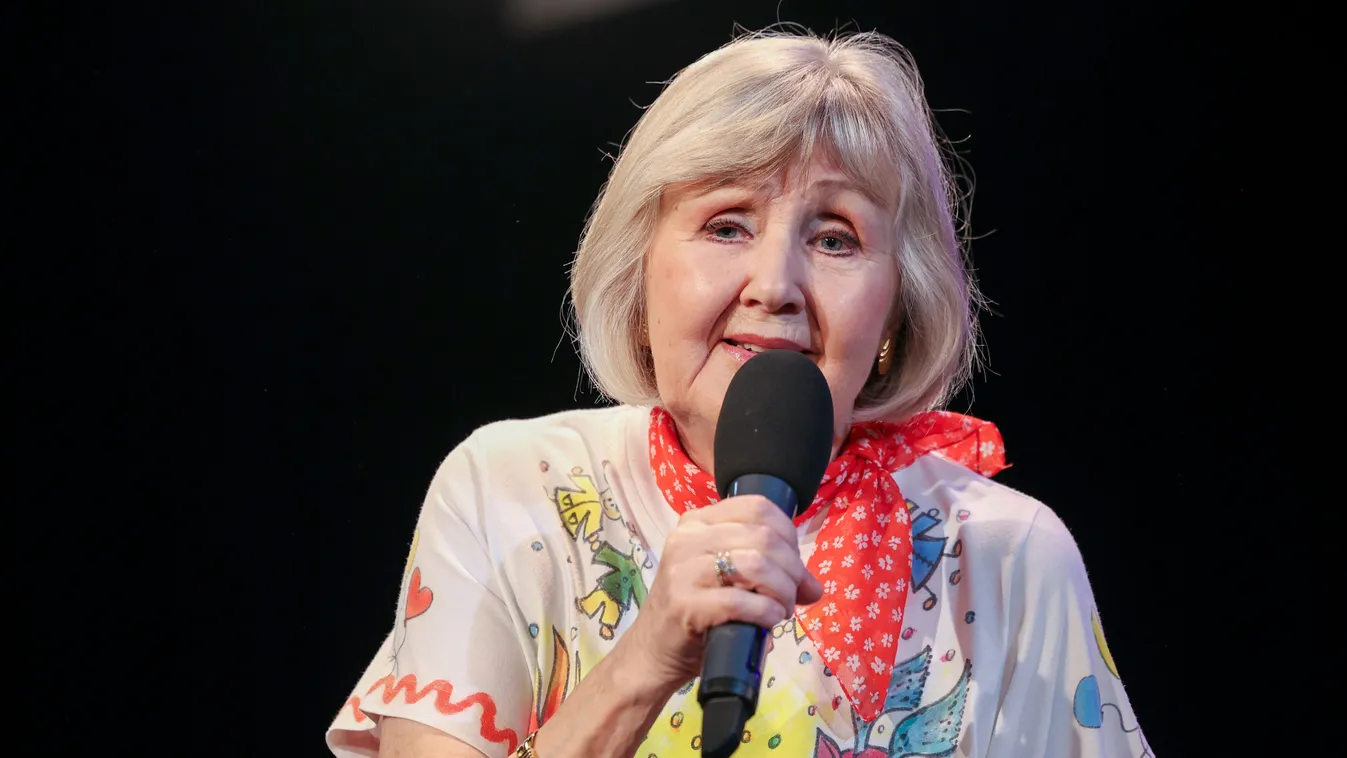 Halász Judit énekel a színpadon a gyerekeknek