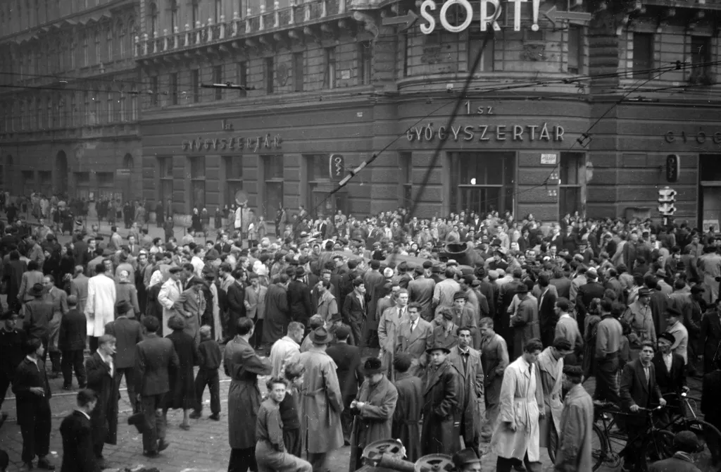 Rákóczi út - Nagykörút kereszteződés, a felvétel a Sztálin szobor maradványainak szétdarabolásakor készült. Forrás: Fortepan
