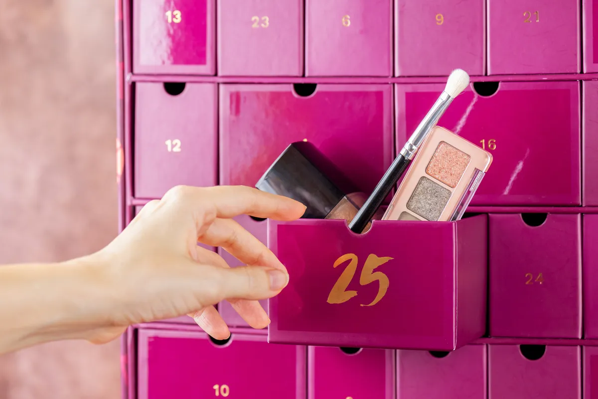 Karácsonyi adventi kalendárium szépségápolási termékekkel és sminkekkel.