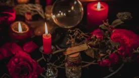 Egyszerű szerelmi mágia: így varázsolhatsz magadnak boldog párkapcsolatot