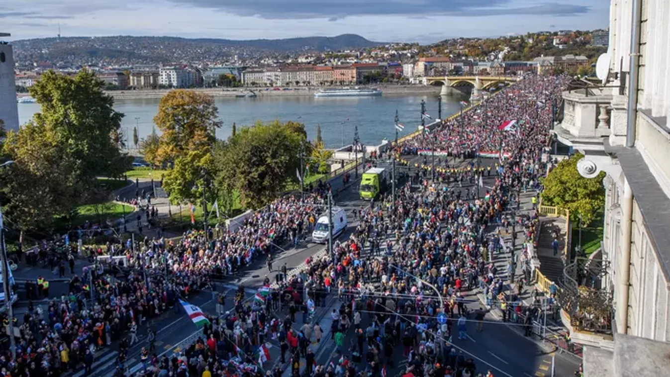 "Ria-Ria-Hungária" - zúgja a tömeg a Békemeneten