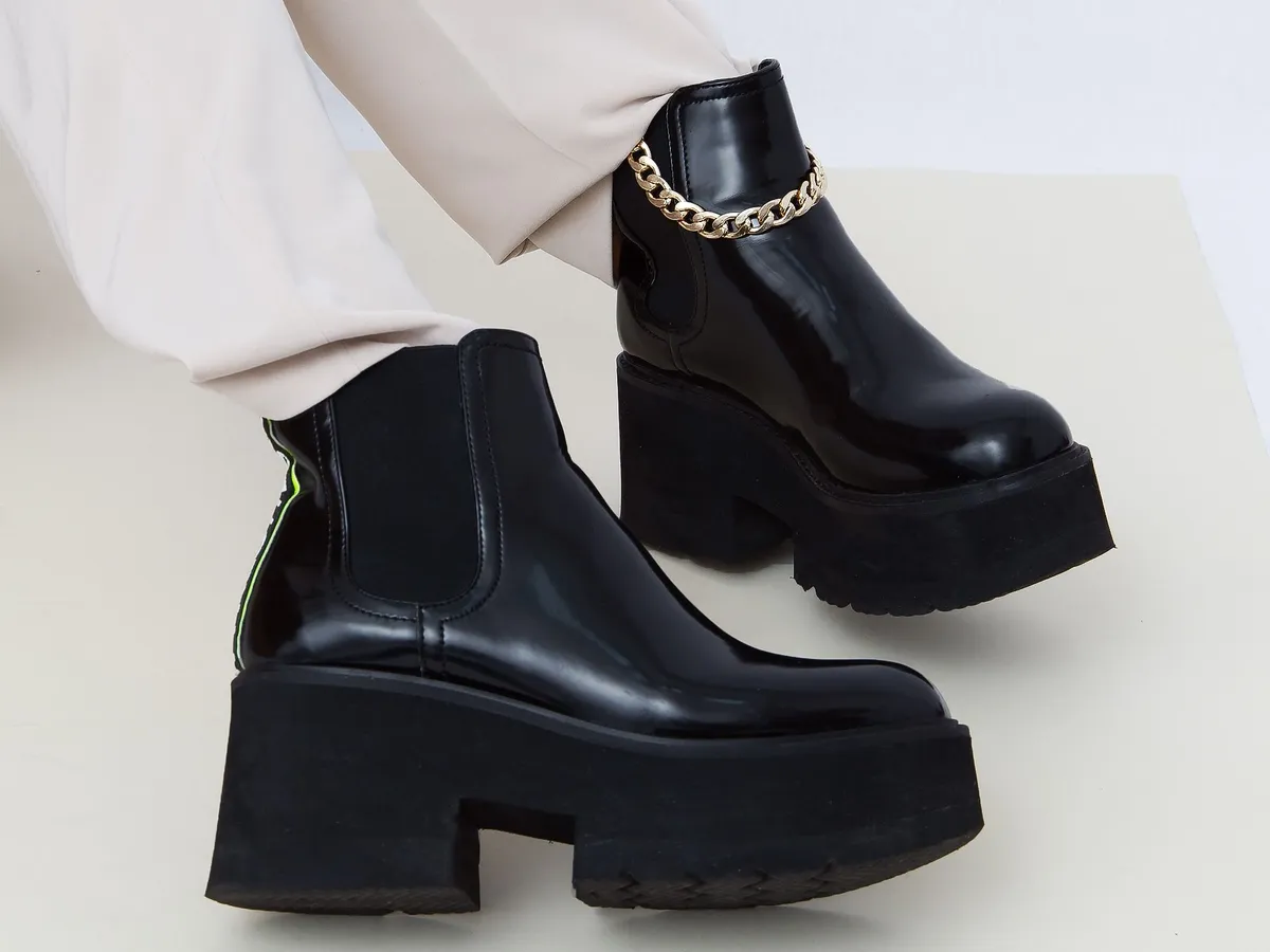 Platformos kényelmes magassarkú csizma fekete színben