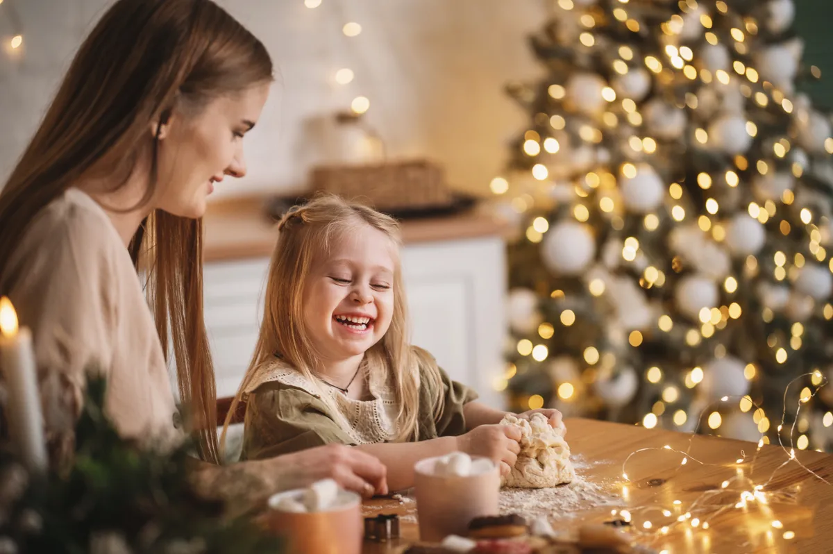 Anya és lánya diétás édességet készítenek.