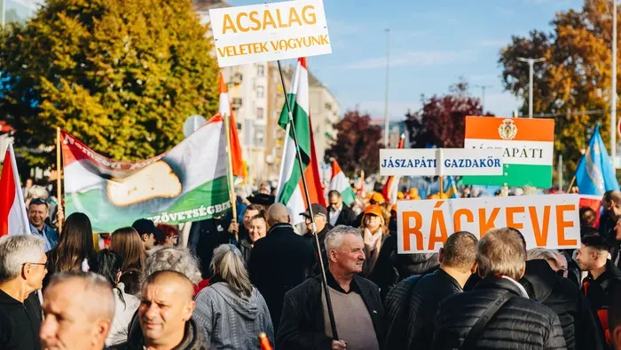 Gyülekezik a tömeg: megérkeztek az első fotók a Békemenetről