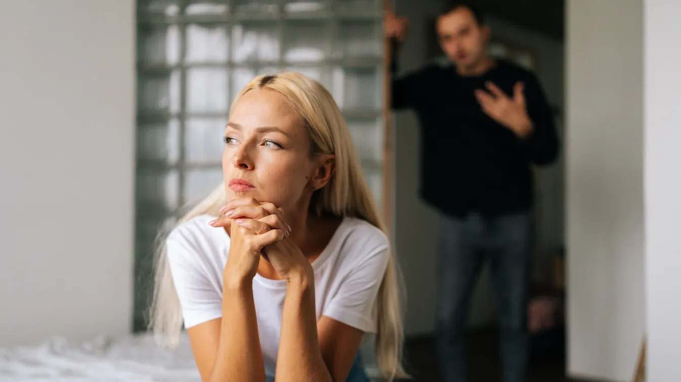Sértődött nő, miután a férfi más nőket nézett