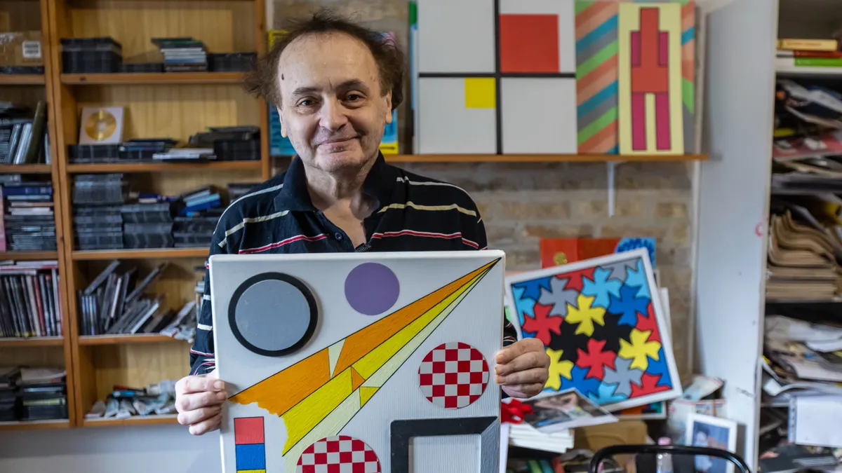 Galla Miklós féstménnyel a kezében