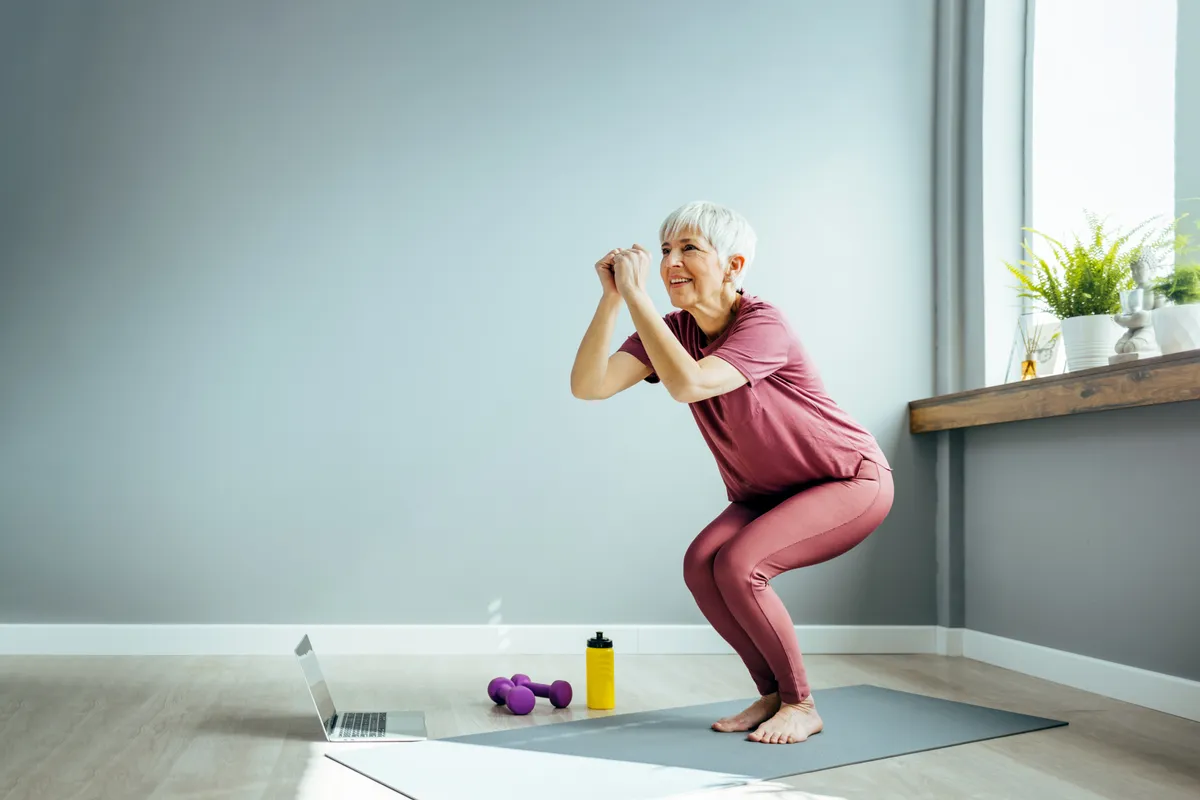 Menopauza után lévő nő, aki otthon edz