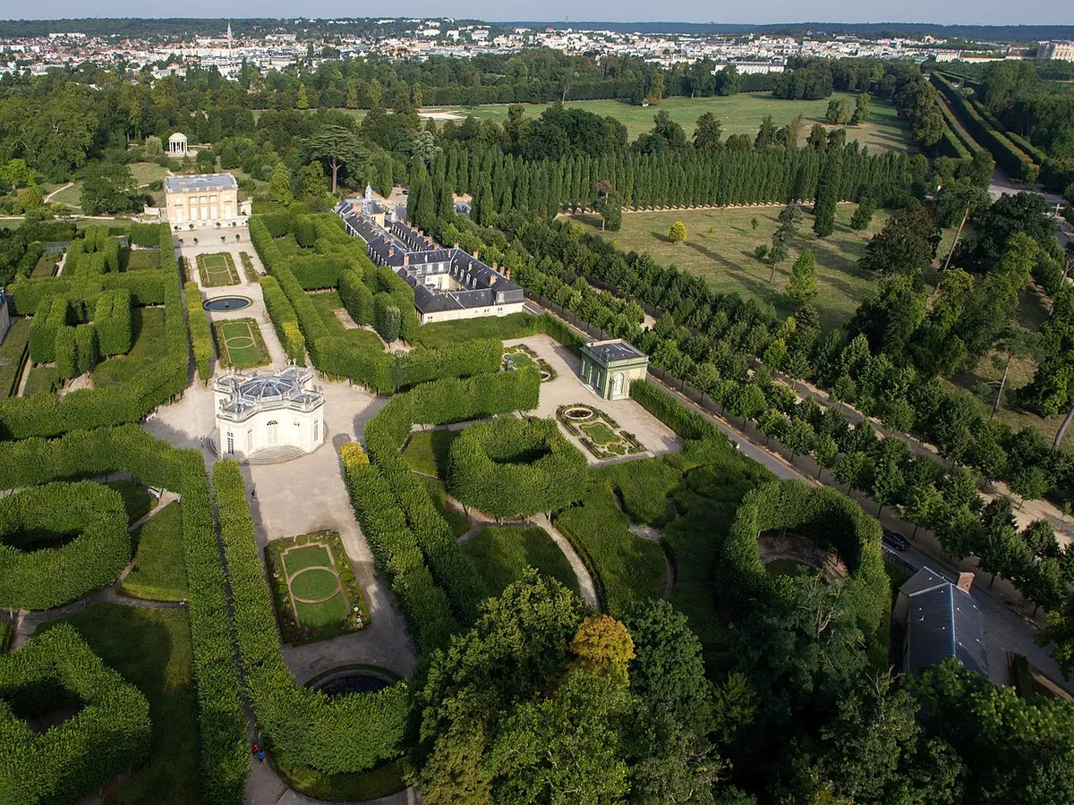 Kis Trianon és a kertjei légi felvételen