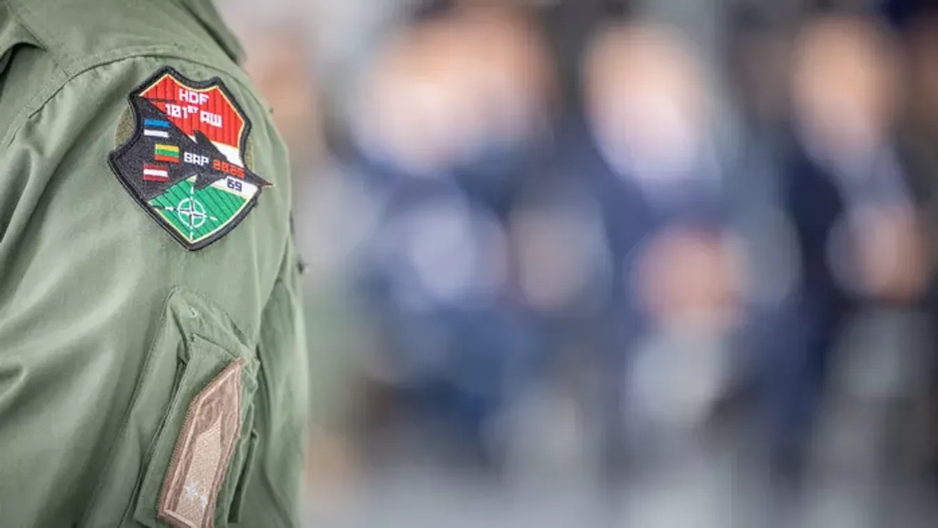Ne kapj szívrohamot, ha ezt látod: katonai menetoszlop vonul az M3-ason