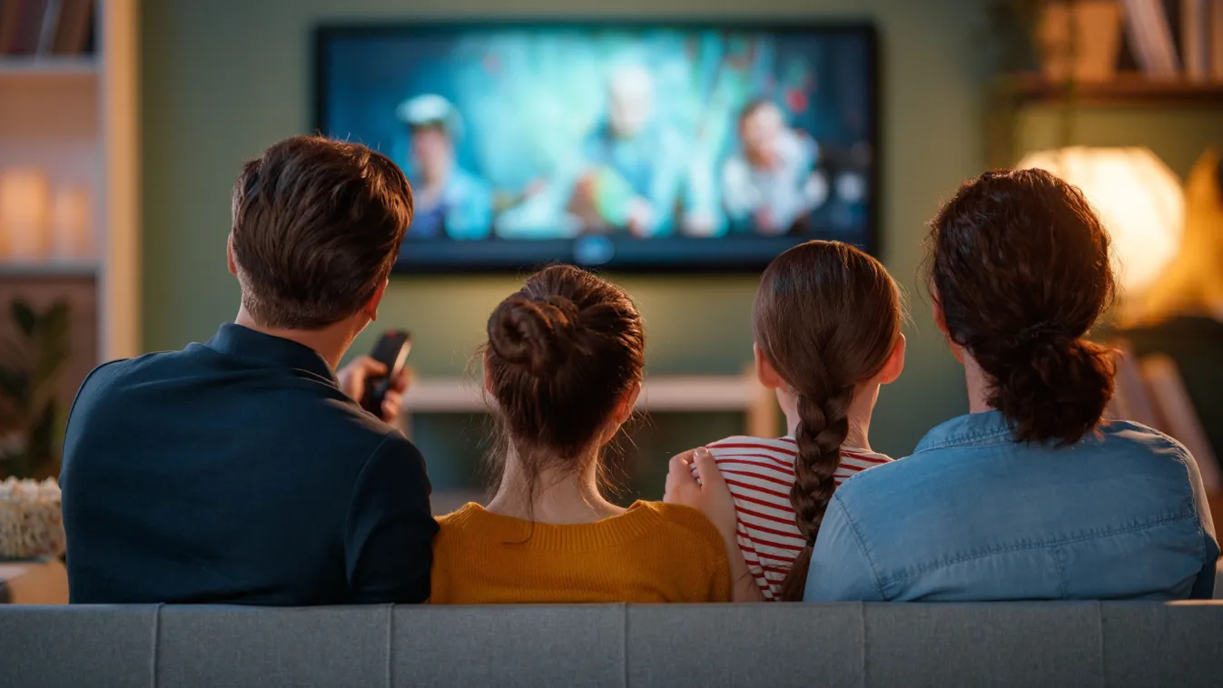 Szilveszteri filmeket néző család