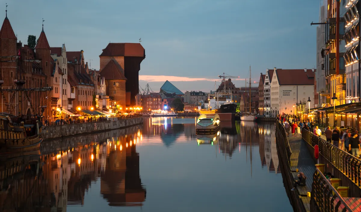 Gdańsk kikötője naplemente idején