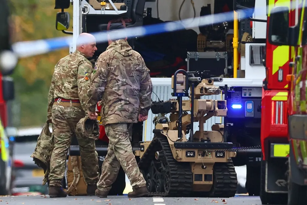 A fegyveres erők tagjai egy bombahatástalanító robotot készítenek elő a Heaton Park Héber Gyülekezet zsinagógája előtti Crumpsallban, Észak-Manchesterben