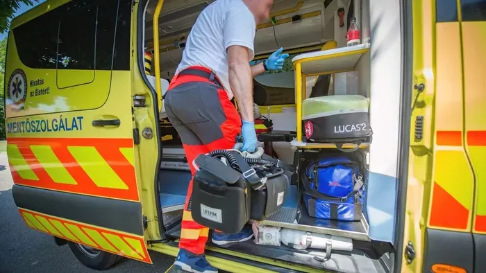 Félbeszakadt a magyar focimeccs, mentőért kiáltott mindenki