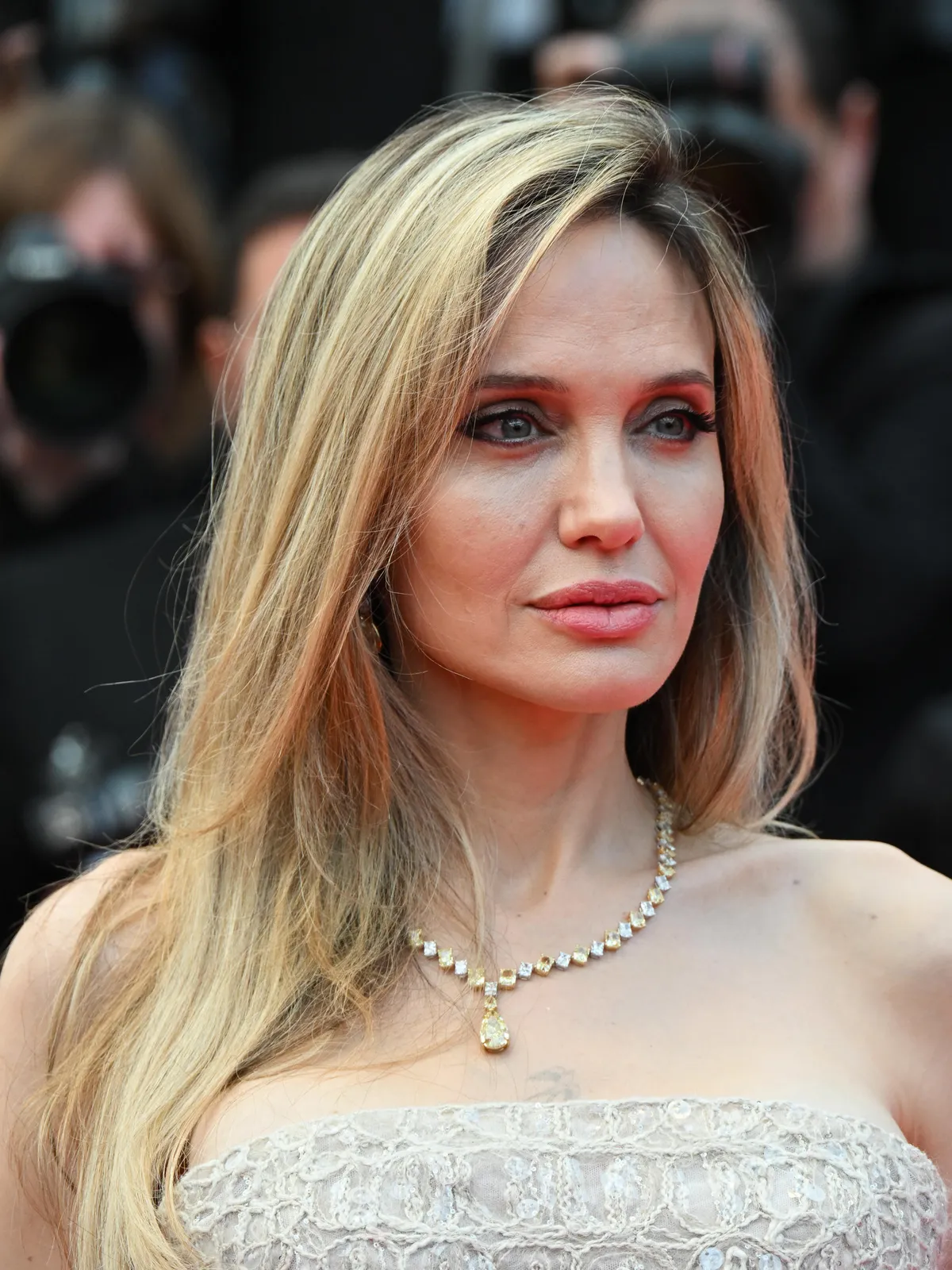 Angelina Jolie számára a közös birtok a múlt traumáit idézi