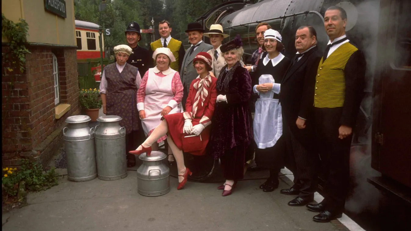 A Csengetett, Mylord? című brit sorozat színészei a díszletek között