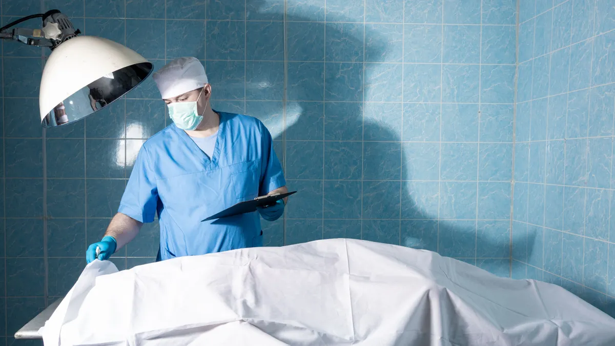 Balzsamozásra készítették volna elő a férfit, aki a hullazsákban kezdett el mocorogni