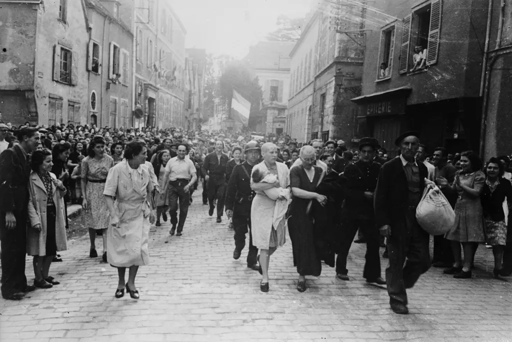 Egy nő német apától származó gyerekével és édesanyjával együtt a tömeg gúnyolódásának és megaláztatásának célpontjává válik Chartres-ban, miután büntetésként leborotválták a hajukat a német csapatokkal való együttműködésük miatt.