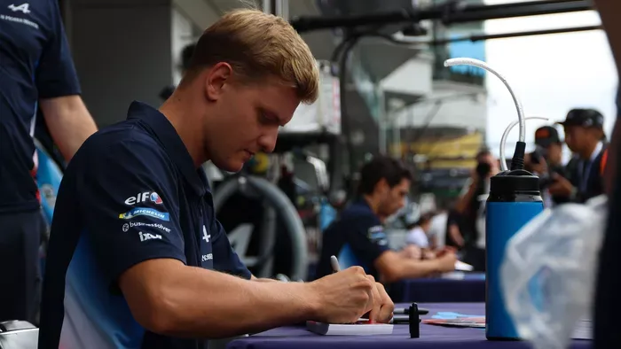 Michael Schumacher fia nagybeteg apja tanácsára hallgat