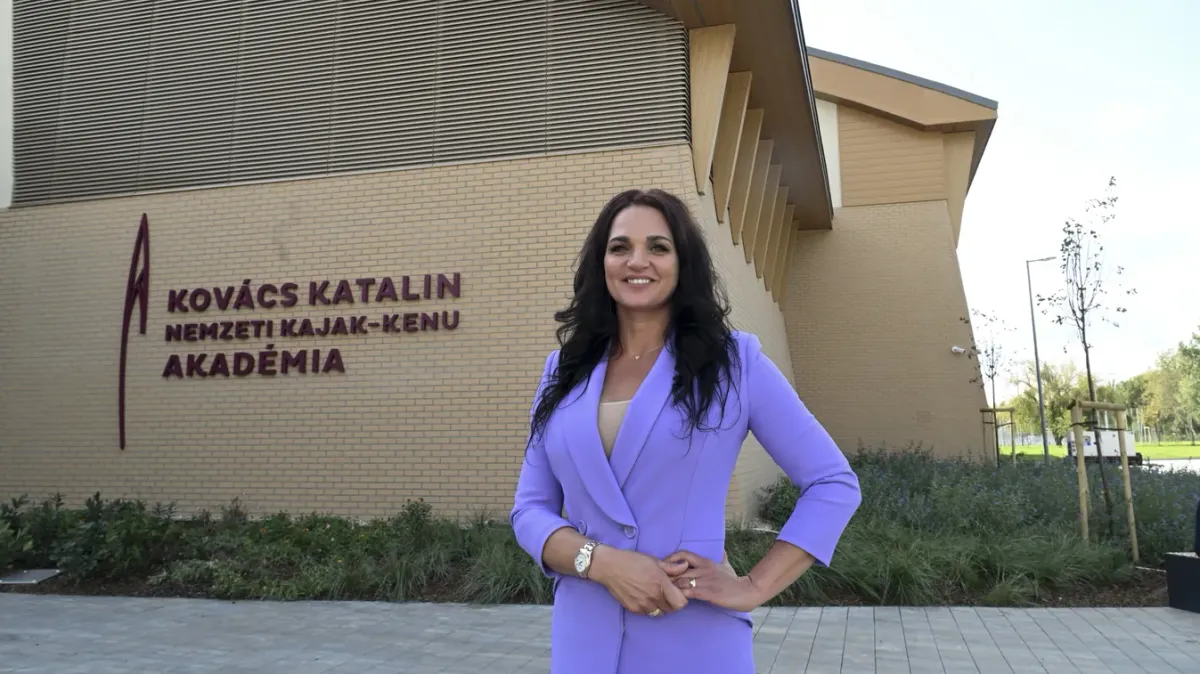 Kovács Katalin árverésre bocsájtja egyik aláírt pólóját