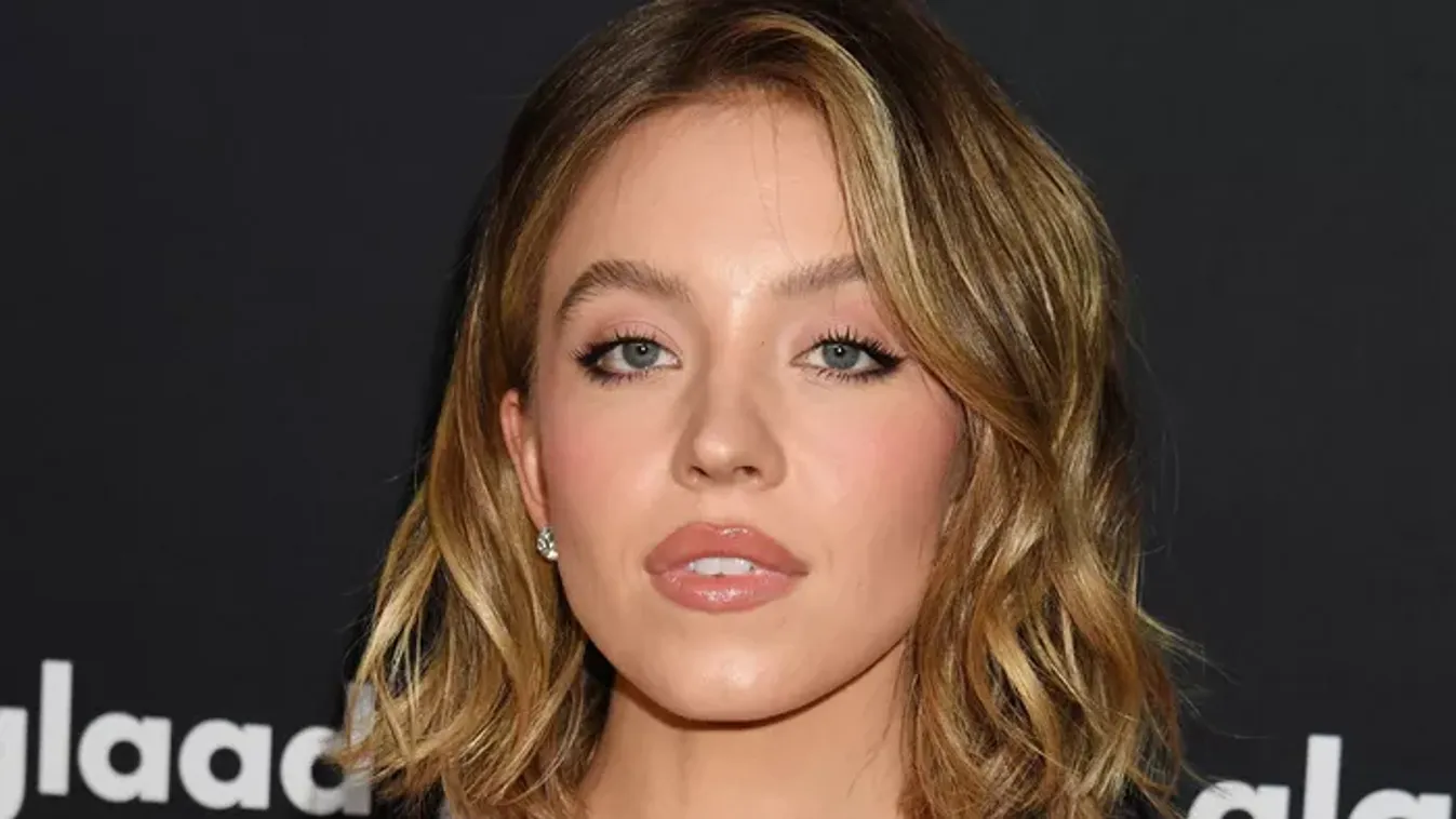 Nem zavartatta magát: A lelátón falta szexin a kolbászt Sydney Sweeney - Fotó