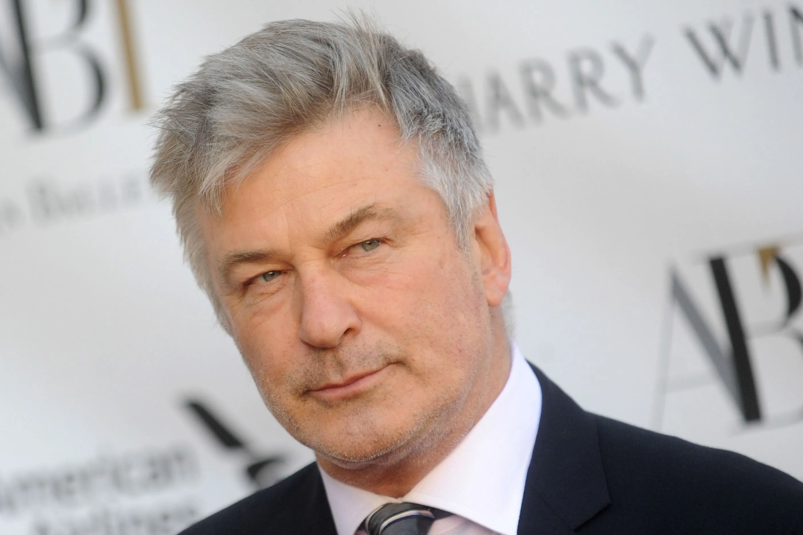 Alec Baldwin autóbalesetet szenvedett