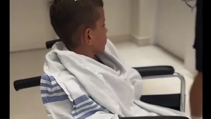 Ijesztő jelt vettek észre a ráktúlélő 8 éves fiún a szülei