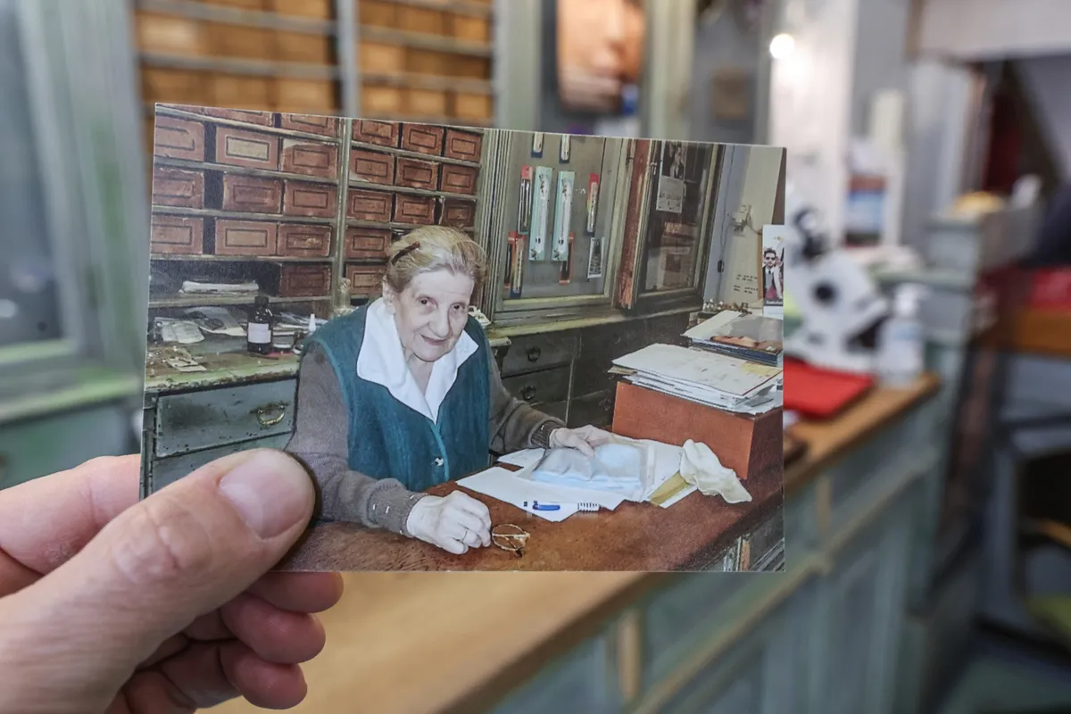 A Libál Optika Emmi nénije a pultja mögött