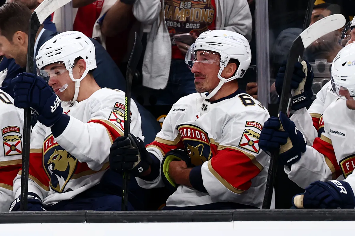 Brad Marchand (középen) sírva fakadt a kispadon