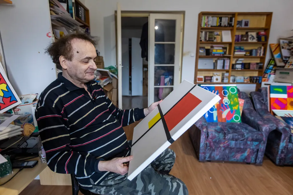 Miklós otthona színes, kaotikus és megdöbbentően rumlis