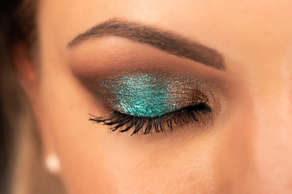 Fiatal lány, akinek gyönyörűen ki van sminkelve a szeme