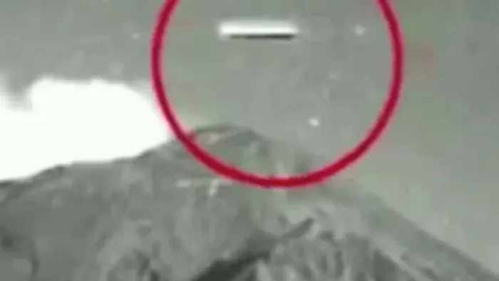 Kitörő vulkánból száguldottak elő a menekülő UFO-k