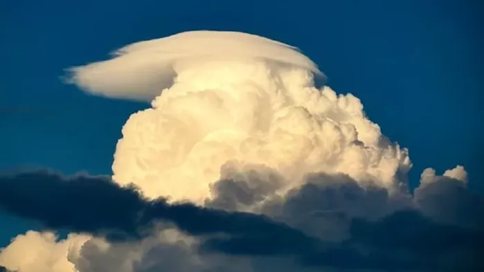 Hatalmas UFO jelent meg, sokkot kaptak a szemtanúk