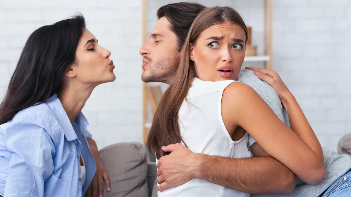 Az anyósával csalná meg a feleségét