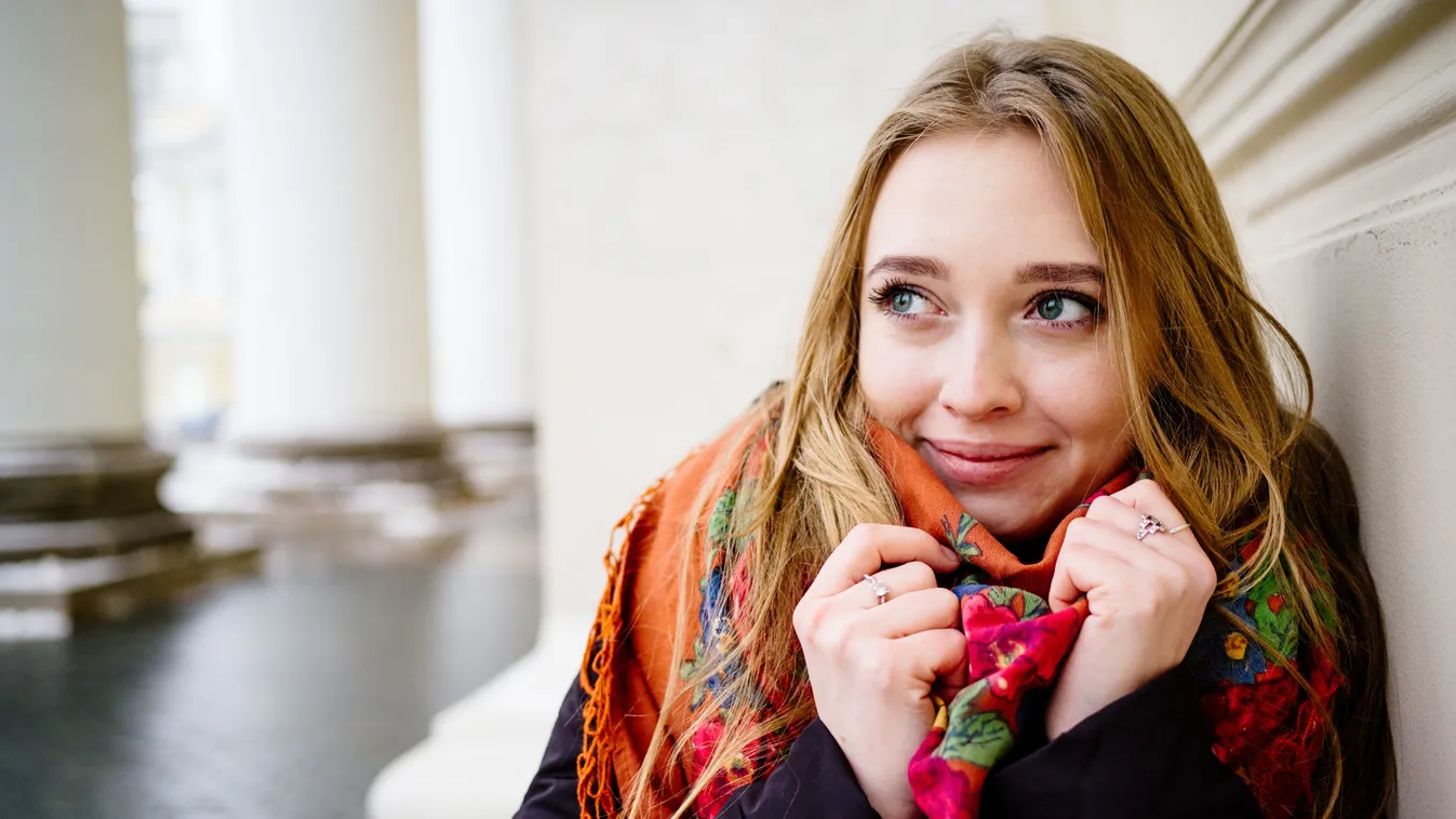 Érzékeny bőrű lány áll a hidegben