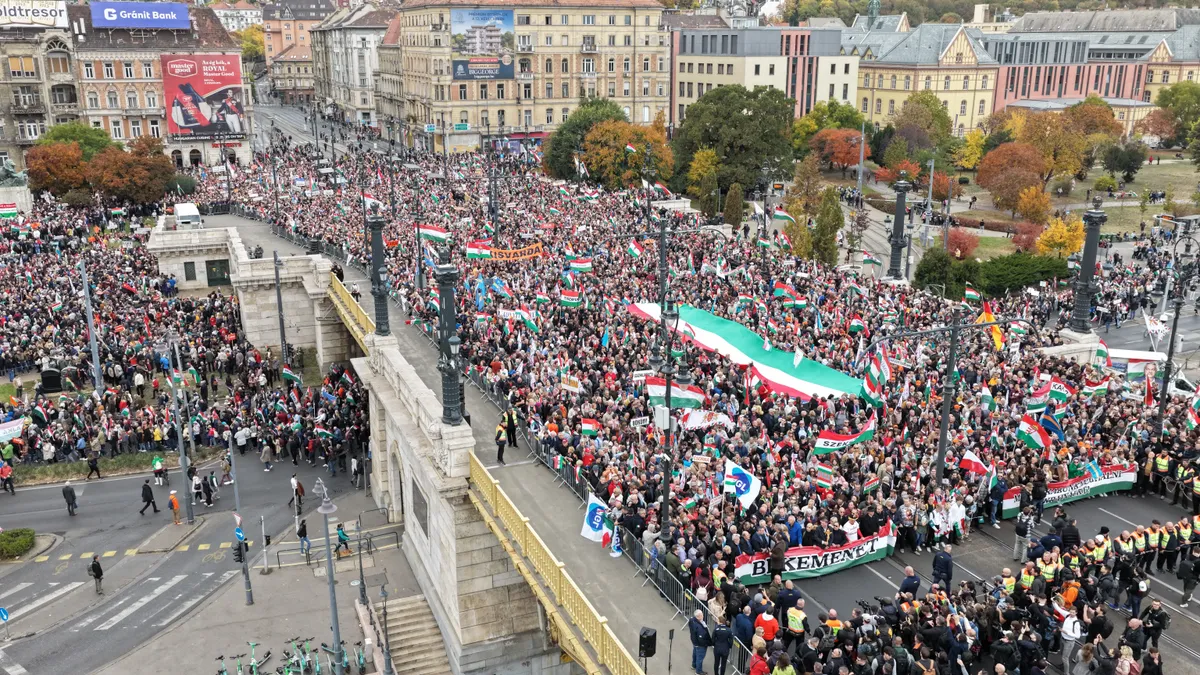 Békemenet tömege a Margit hídon