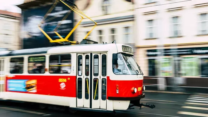 Vérfagyasztó pillanat: száguldó villamos elé lépett egy nő