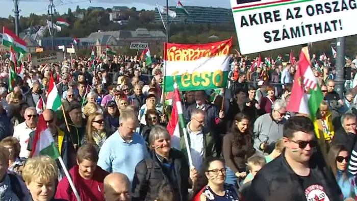 Békemenet: hömpölyög a tömeg a Margit hídon