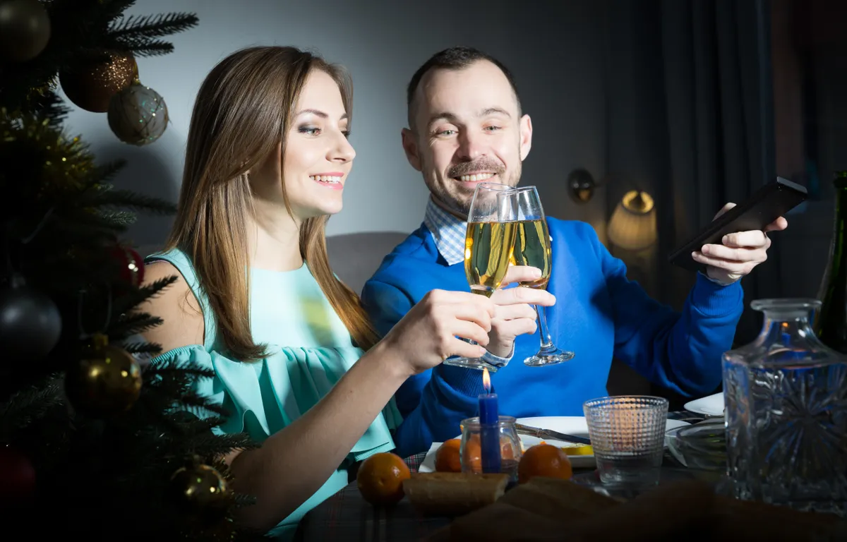 Szilveszteri filmeket néző pár újév estéjén