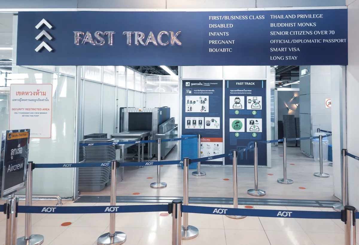 A Fast Track útvonal választása ügyes reptéri trükk lehet a hosszan kígyózó sorok kikerülésére