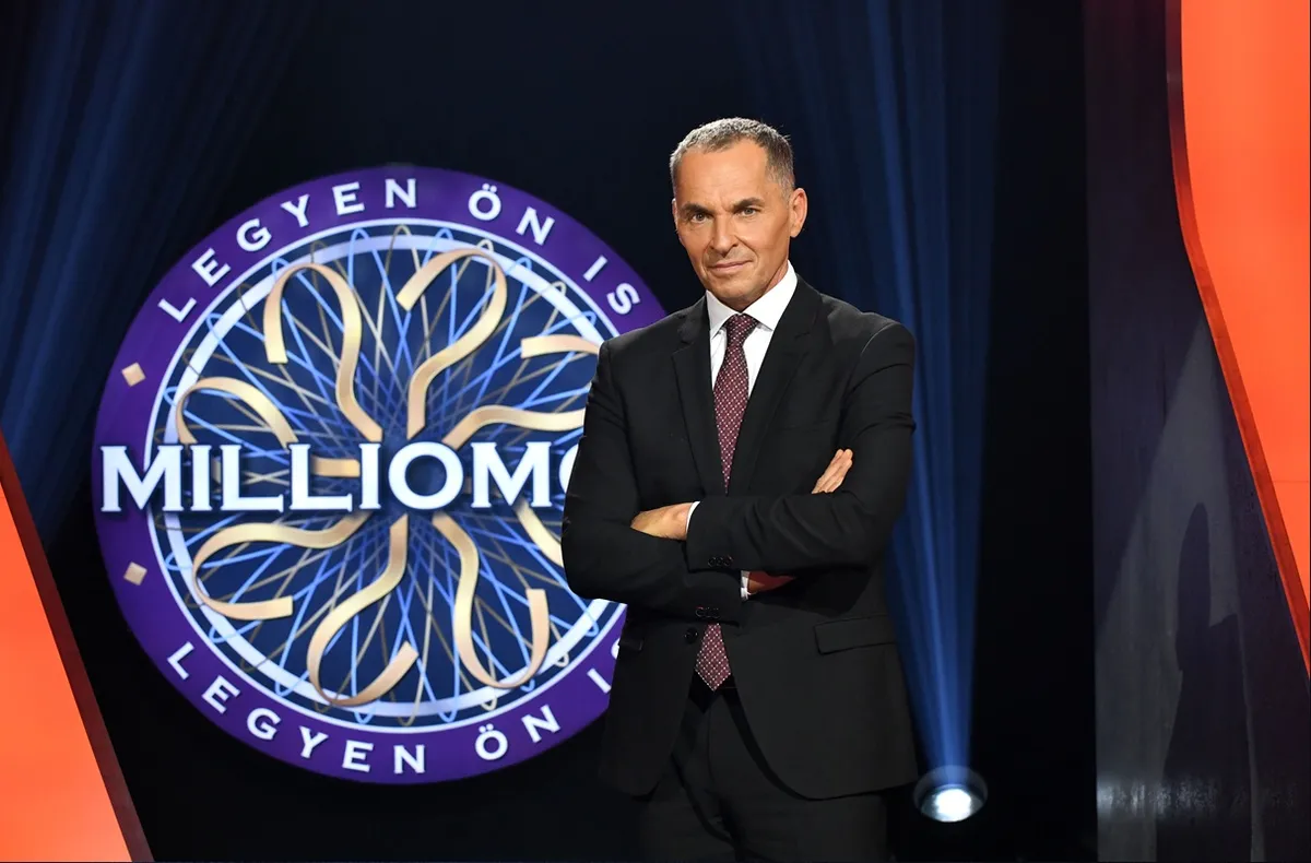 Palik László hétfőn este a Legyen Ön is Milliomos! stúdiójából köszönti a TV2 nézőit