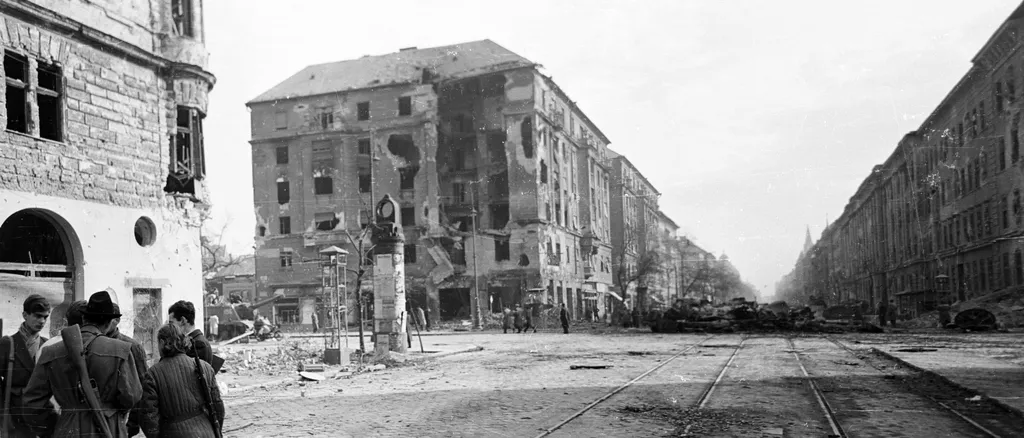 Üllői út, szemben a József körút sarkán álló ház, balra a Corvin (Kisfaludy) köz és a Corvin mozi látható. Forrás: Fortepan