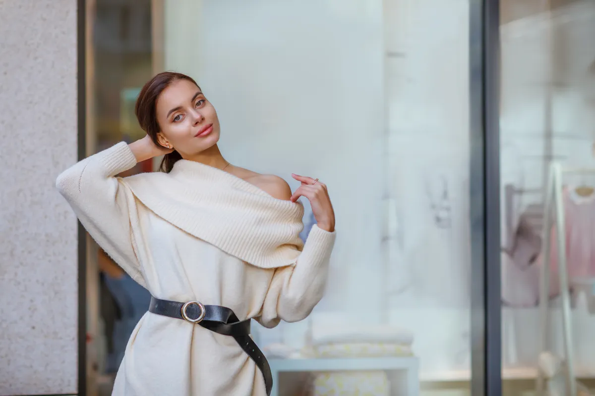 Őszi ruha övvel a mérleg horoszkóppal rendelkező nőknek