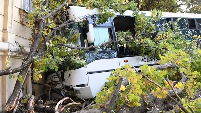 Megrázó képeken a szolnoki buszbaleset - Galéria