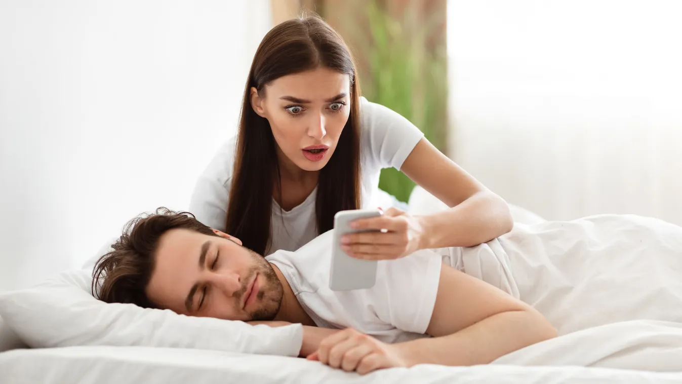 A pasija telefonját nézegető nő aki elköveti az egyik legnagyobb red flaget